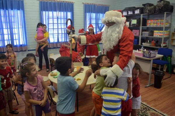 Amigos Voluntários Fazem Festa De Natal Em Creches Do Município