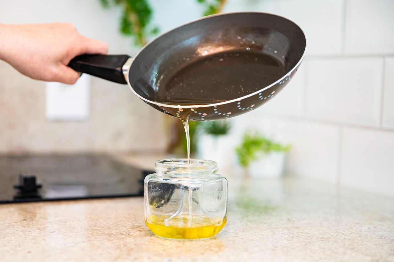 Descarte Incorreto De óleo De Cozinha Pode Prejudicar O Tratamento Do Esgoto