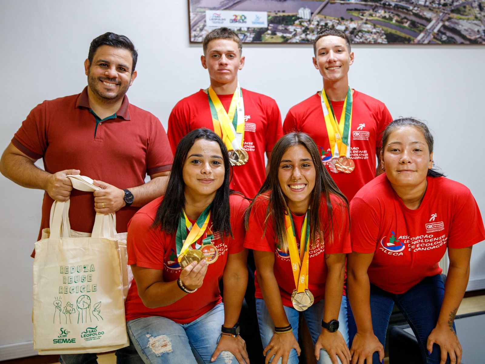 PARCERIA CAMPEÃ | Semae Recebe Medalhistas Da Canoagem Leopoldense